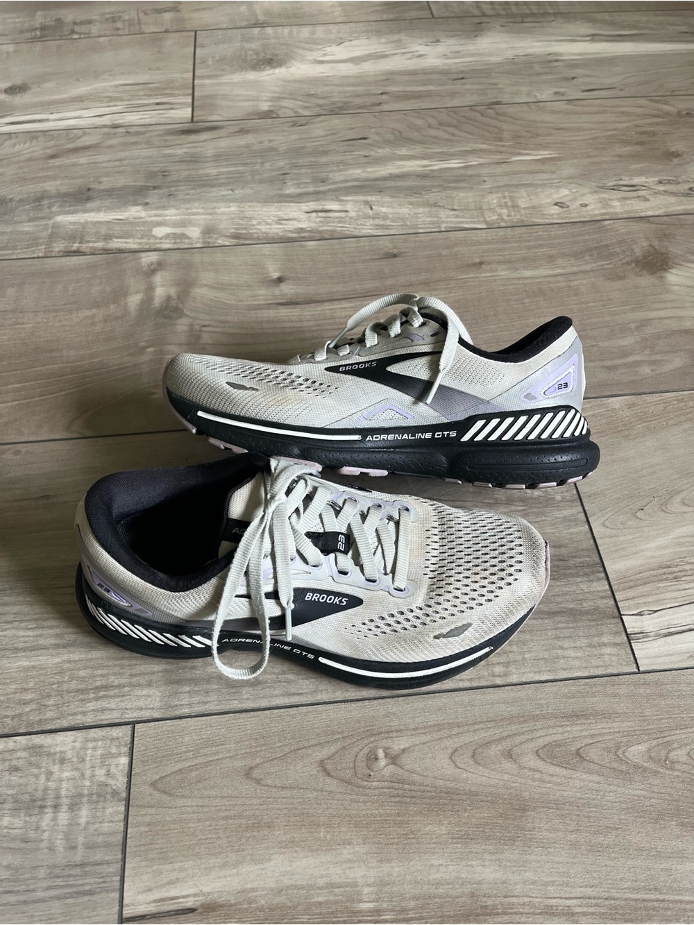Brooks Adrenaline GTS 23 Women's Size 7.5 Grey Black White Running Shoes Sneaker